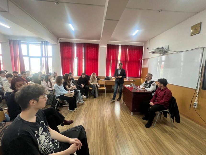 Elevii Liceului Petru Cercel instruiti de politisti pentru a evita inselatoriile online