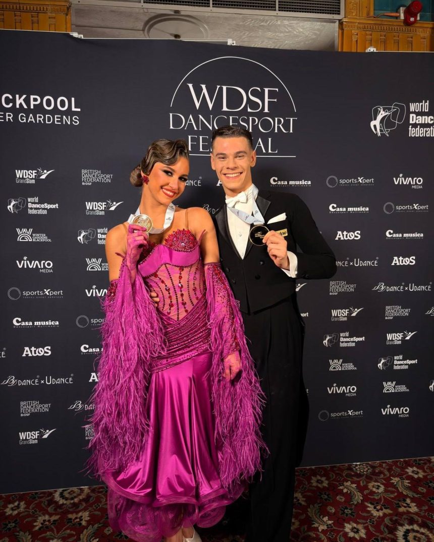Romania revine in centrul atentiei pe marile scene ale dansului mondial Perechea formata din Patrick Berbece si Andreea Sturzinschi a castigat medalia de aur la WSSF Dance Sport Festival Blackpool