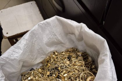 inspectorii antifrauda au confiscat 6893 milioane de lei de la o casa de schim valutar 21 kg de bijuterii din aur si suma de 137 milioane lei obtinuta din vanzarea unor lingouri de aur de la o casa de amanet