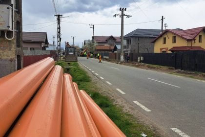 Au demarat lucrarile pe strada Nucetului din Gura Sutii Modernizare totala pe tronsonul dintre primarie si iesirea catre Nucet