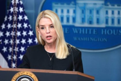 Domnul Trump a destituit o pe Pam Bondi procurorul general al Statelor Unite