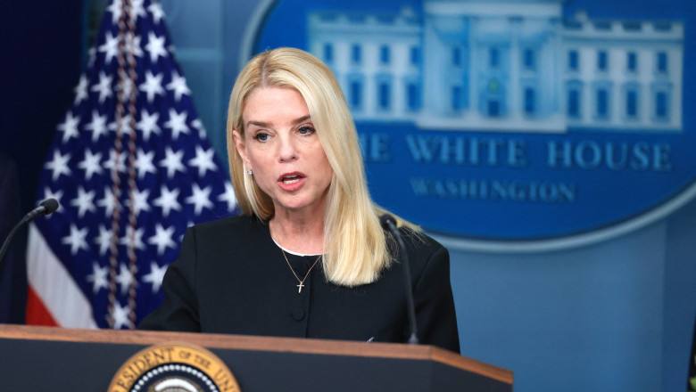 Domnul Trump a destituit o pe Pam Bondi procurorul general al Statelor Unite