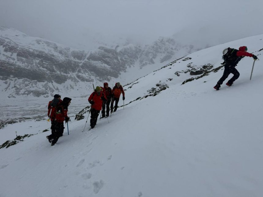 Interventie a Salvamont pentru salvarea unui turist blocat in Bucegi pe un traseu inchis