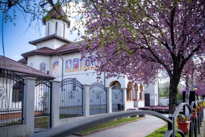 La Titu cu ocazia Pashtelui bisericile au fost inconjurate de flori ca semn de respect si credinta