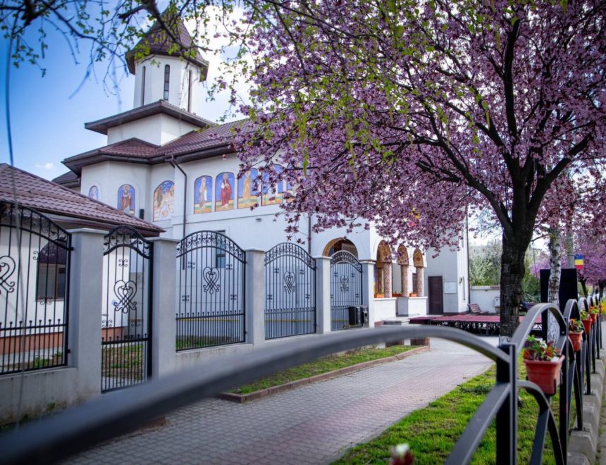 La Titu cu ocazia Pashtelui bisericile au fost inconjurate de flori ca semn de respect si credinta