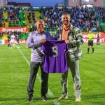 Lovitura de start a meciului dintre FC Arges si Universitatea Craiova a fost data simbolic de targovisteanul Vasile Bardes o personalitate respectata de fanii albvioleti