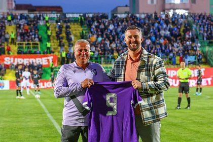 Lovitura de start a meciului dintre FC Arges si Universitatea Craiova a fost data simbolic de targovisteanul Vasile Bardes o personalitate respectata de fanii albvioleti