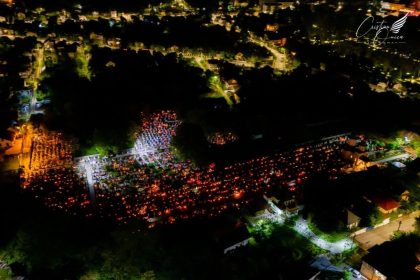 Lumanari pentru mormintele abandonate la Pucioasa Initiativa a administratiei locale in noaptea de Inviere