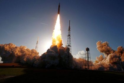 Nava spatiala NASA orbiteaza Pamantul dupa lansarea misiunii Artemis II catre Luna