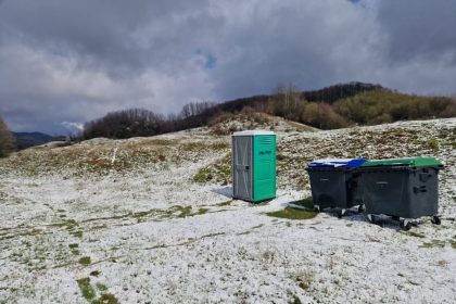 Primaria Vulcana Pandele a instalatat toalete ecologice si recipientele pentru deseuri in zonele de recreere inainte de Paste