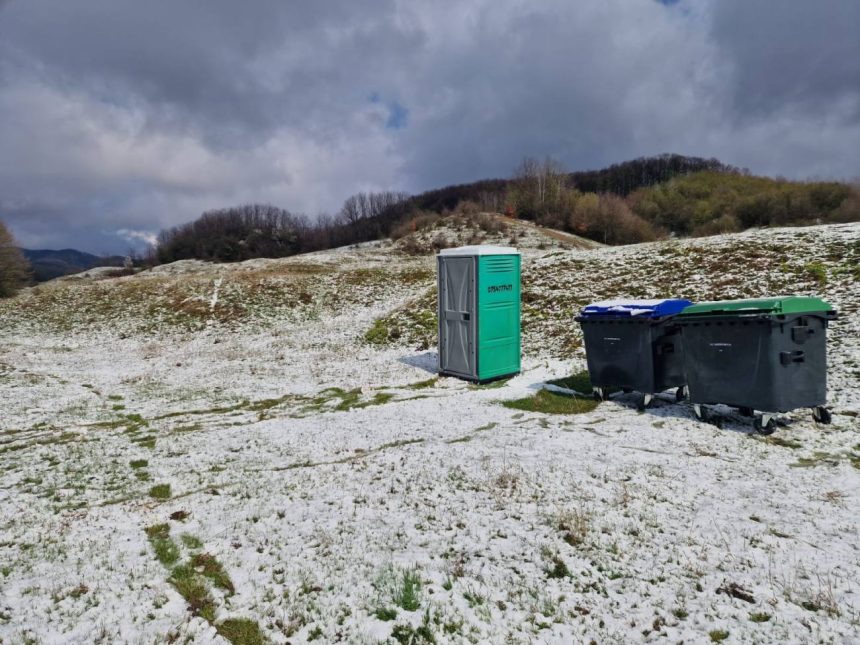 Primaria Vulcana Pandele a instalatat toalete ecologice si recipientele pentru deseuri in zonele de recreere inainte de Paste