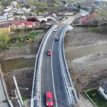 Primarul din Pucioasa dupa redeschiderea podului peste Bizdidel Am realizat aceasta operatiune in liniste cu regret fiind constienti de neputinta noastra si de disconfortul creat de a lungul timpului