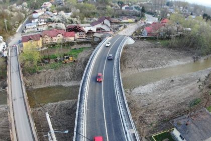 Primarul din Pucioasa dupa redeschiderea podului peste Bizdidel Am realizat aceasta operatiune in liniste cu regret fiind constienti de neputinta noastra si de disconfortul creat de a lungul timpului