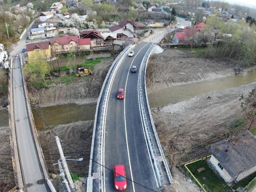 Primarul din Pucioasa dupa redeschiderea podului peste Bizdidel Am realizat aceasta operatiune in liniste cu regret fiind constienti de neputinta noastra si de disconfortul creat de a lungul timpului