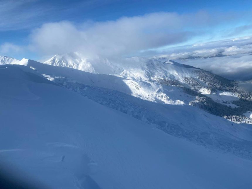 Risc ridicat de avalanse in muntii Bucegi pana vineri seara Avertisment ANM pentru turisti