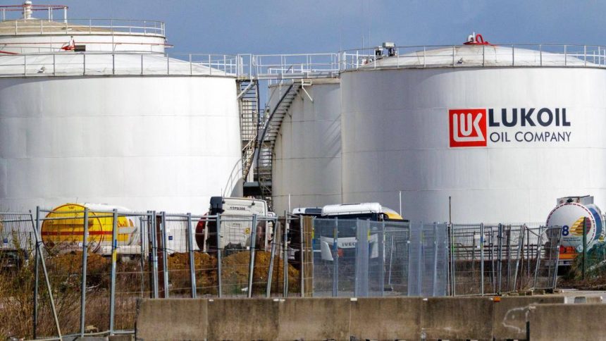 Romania a obtinut o derogare pentru a reda in functiune rafinaria Petrotel Lukoil