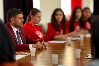 Salvati Copiii evidentiaza vocea tinerilor printr un dialog cu prefectul judetului Dambovita