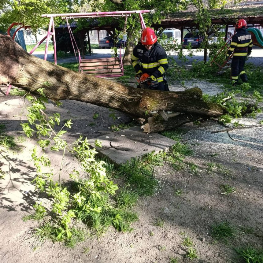 Vremea extrema din tara a necesitat interventii in 72 de localitati Dambovita unul dintre judetele afectate de vant