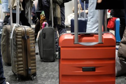 Retea de 16 persoane care fura bunuri de valoare din bagajele calatorilor unei companii aeriene la Aeroportul Otopeni