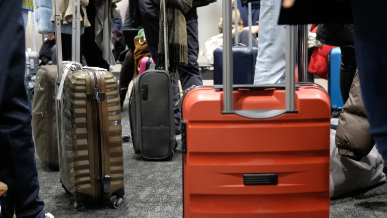 Retea de 16 persoane care fura bunuri de valoare din bagajele calatorilor unei companii aeriene la Aeroportul Otopeni