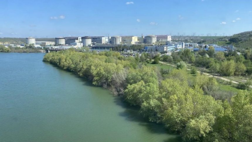 Autoritatile construiesc un dig pe Dunare pentru a redirectiona apa necesara rairirii reactoarelor de la Centrala Nucleara Cernavoda