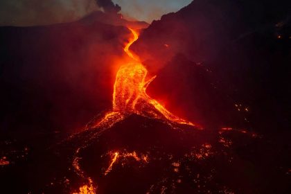 Cenusa vulcanului Etna a provocat inchiderea prelungita a aeroportului din Catania Sicilia