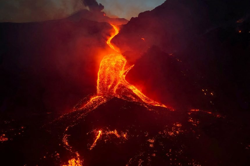 Cenusa vulcanului Etna a provocat inchiderea prelungita a aeroportului din Catania Sicilia