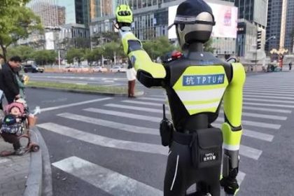 China utilizeaza roboi poliiti pentru a patrula pe drumuri