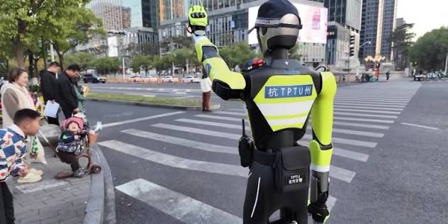 China utilizeaza roboi poliiti pentru a patrula pe drumuri
