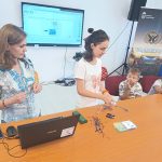 Copiii din Gura Ocnitei exploreaza tainele tehnologiei la atelierul de robotica organizat in biblioteca