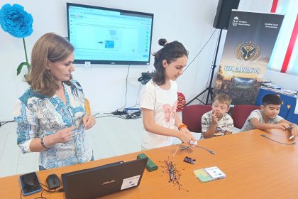 Copiii din Gura Ocnitei exploreaza tainele tehnologiei la atelierul de robotica organizat in biblioteca