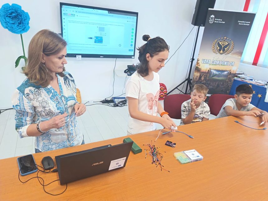 Copiii din Gura Ocnitei exploreaza tainele tehnologiei la atelierul de robotica organizat in biblioteca