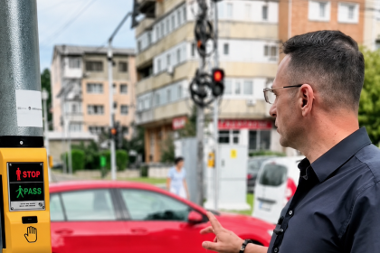 Cristian Stan Trafic mai fluent si traversari mai sigure cu noile semafoare pentru pietoni Primarul Targovistiei Sistemul de semaforizare va fi ajustat o data cu inceperea noului an scolar