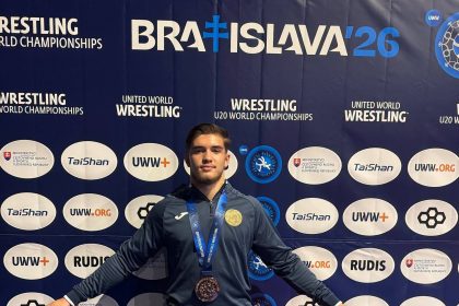Darius Sas medaliat cu bronz la Bratislava Romania se afla pe podiumul Campionatului Mondial de lupte U20