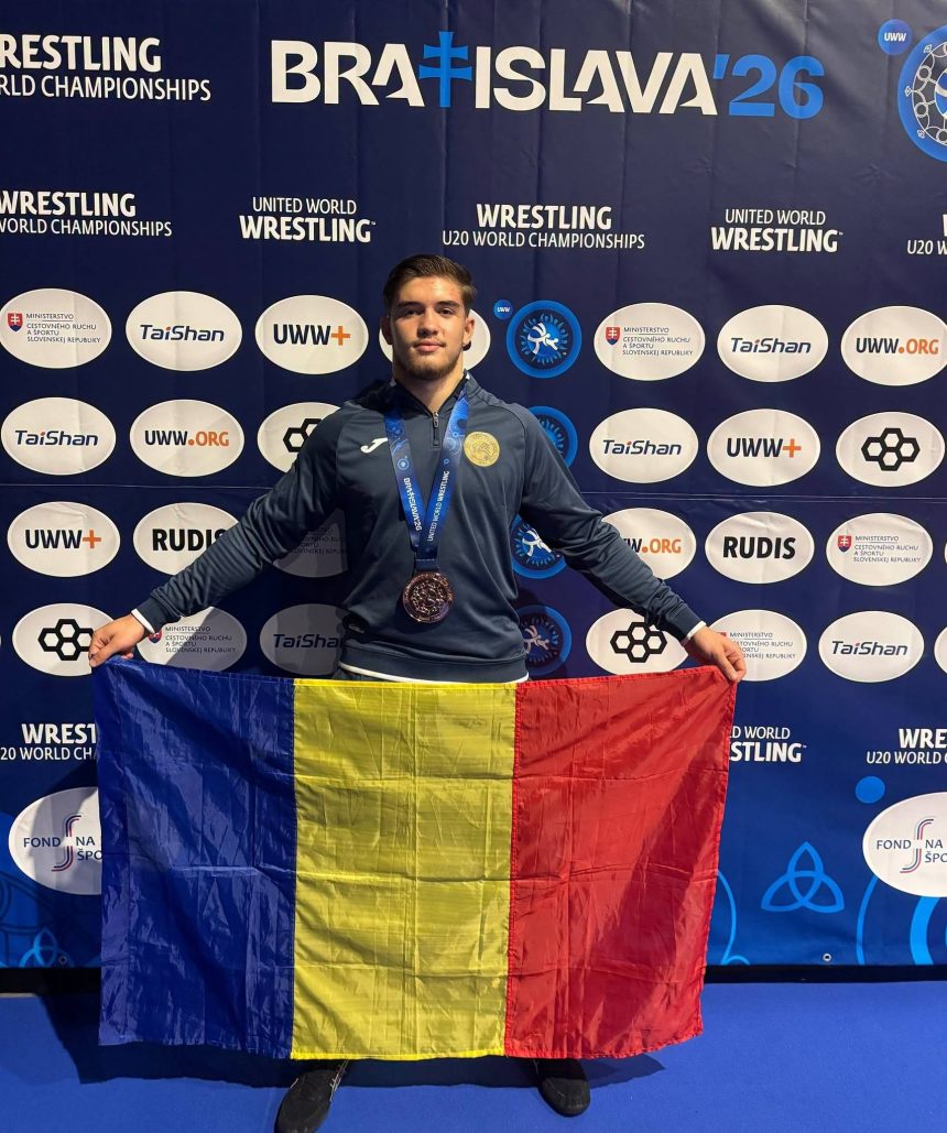 Darius Sas medaliat cu bronz la Bratislava Romania se afla pe podiumul Campionatului Mondial de lupte U20