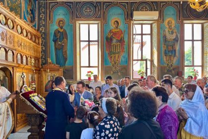 Doua biserici din Razvad si au sarbatorit hramul de Adormirea Maicii Domnului