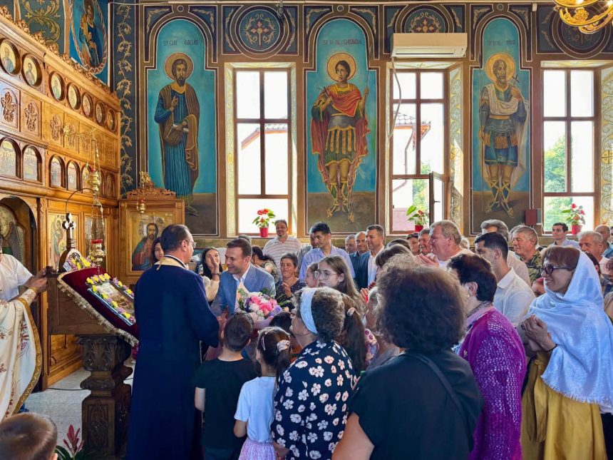 Doua biserici din Razvad si au sarbatorit hramul de Adormirea Maicii Domnului