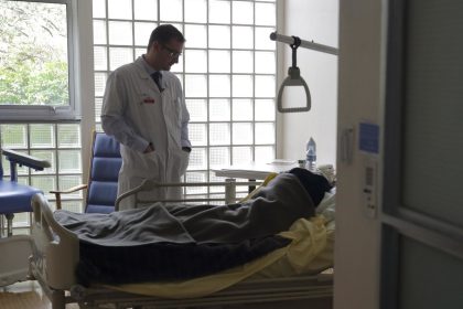 Franta a adoptat legea care ofera adultilor bolnavi incurabili dreptul la moarte asistata