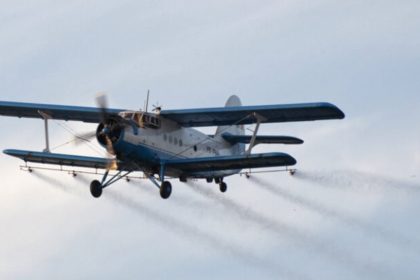 In municipiul Targoviste se desfasoara in aceasta dimineata a doua actiune de combatere a insectelor prin pulverizare aeriana
