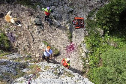 Inainte de interventiile montane exista ore intregi de pregatire Viitorii salvatori din Dambovita se antreneaza pentru Evaluarea Nationala Salvamont