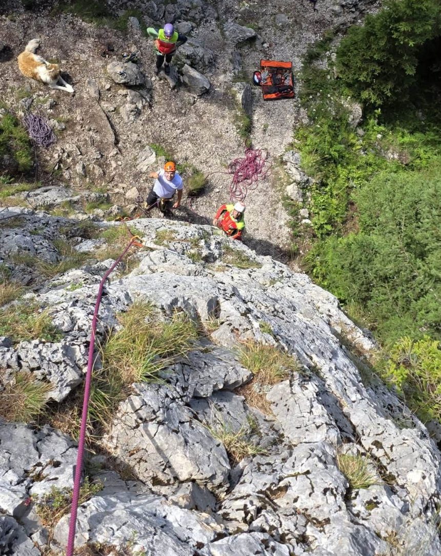 Inainte de interventiile montane exista ore intregi de pregatire Viitorii salvatori din Dambovita se antreneaza pentru Evaluarea Nationala Salvamont