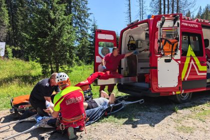 Interventia salvamontistilor din Dambovita in Cheile Zanoagei Victima a fost predata echipajelor medicale