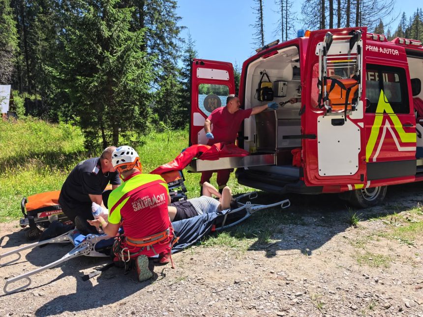 Interventia salvamontistilor din Dambovita in Cheile Zanoagei Victima a fost predata echipajelor medicale
