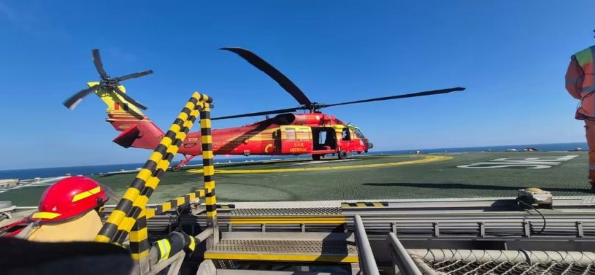 Interventie aeriana pentru salvarea unei persoane de pe o nava in Marea Neagra