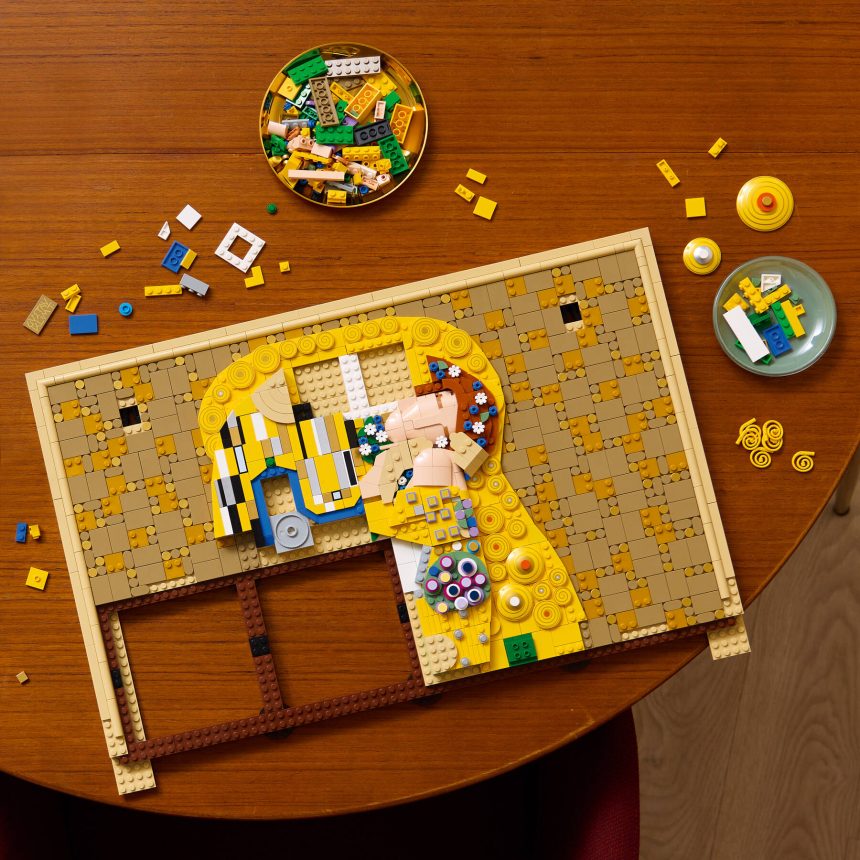 LEGO lanseaza un nou set din seria Lego Art inspirat de capodopera lui Gustav Klimt Sarutul