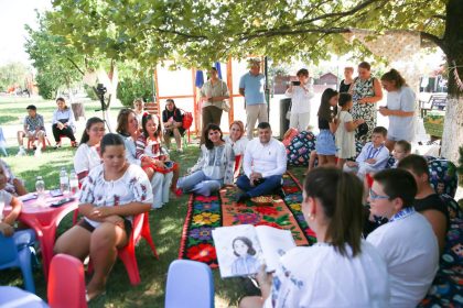 Lumea Povestilor a prins viata in Parcul Orasensc din Titu O zi de lectura culoare si joaca pentru copii