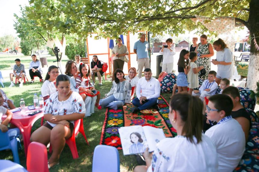 Lumea Povestilor a prins viata in Parcul Orasensc din Titu O zi de lectura culoare si joaca pentru copii