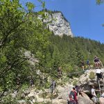 Muntele aglomerat de turisti dar si de gunoaie Ce au observat salvamontistii din Dambovita pe trasee
