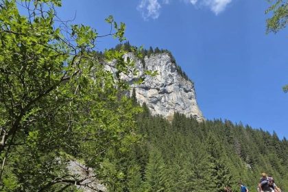 Muntele aglomerat de turisti dar si de gunoaie Ce au observat salvamontistii din Dambovita pe trasee