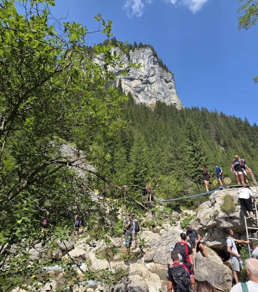 Muntele aglomerat de turisti dar si de gunoaie Ce au observat salvamontistii din Dambovita pe trasee